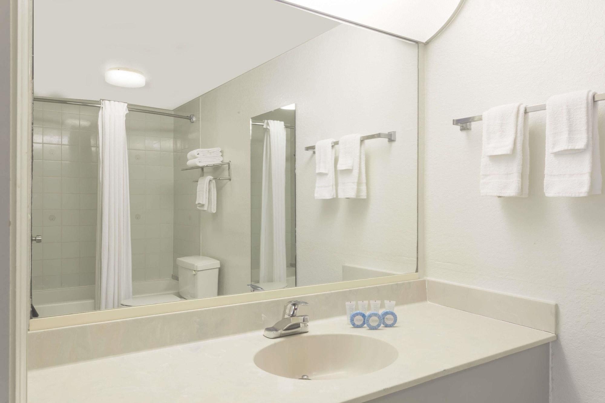 Days Inn & Suites By Wyndham Port Richey Extérieur photo